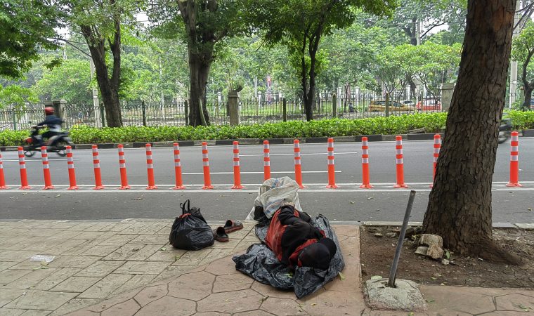 “Kekotaan Terserak Sehari-hari” Oleh Hikmat Darmawan